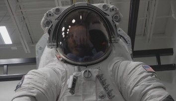 USA testují nové skafandry. Mají astronautům umožnit delší pobyt na Měsíci