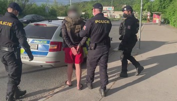 Cizinci montovali na bankomaty čtecí zařízení a kopírovali karty. Hrozí jim osm let