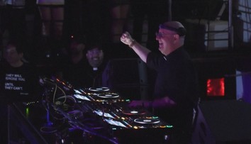 Kněz mixuje křesťanské písně s technem. Snaží se tím oslovit mladou generaci