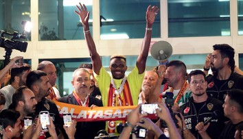 Velký obrat a davy na letišti. Osimhen odešel z Neapole do Turecka