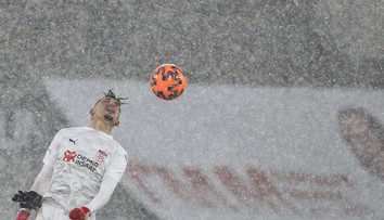 Fotbalový svět se směje, hráči nebyli ve sněhu absolutně vidět