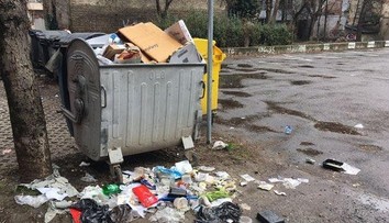 Popelářské auto v Bratislavě slisovalo muže, který byl v kontejneru. Zemřel
