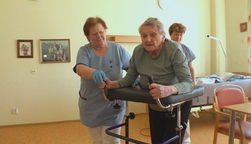 Domovy seniorů omezí kapacity. Více než dva lidé na pokoji už nebudou