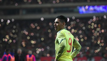 Hoši hrajem! Sudí ale pro gesto Falcaa neměl pochopení
