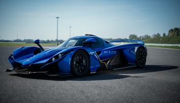 Neuvěříte, tohle auto se vyrábí v Česku! Pohání ho 700 koní a stojí přes 30 milionů