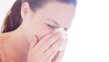 Vědci objevili nové nosiče Covid-19. Virus se může šířit až do 4 metrů