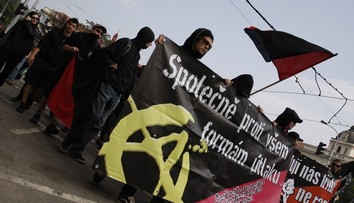 Ve Frýdku-Místku se strhla rvačka. Neonacisté napadli průvod anarchistů