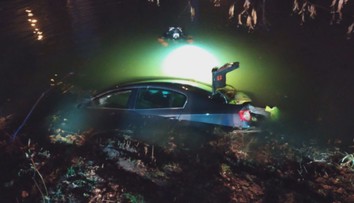 Auto ujíždějící před policií nikdo neukradl. Majitel se přiznal