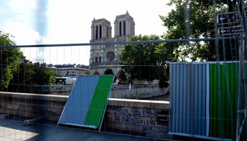 Uzavírka kolem Notre-Dame, město musí odstranit nebezpečné olovo