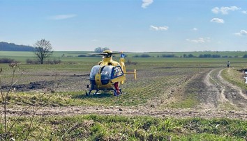 Na Náchodsku se zranilo malé dítě motorovou pilou. Na místo letěl vrtulník