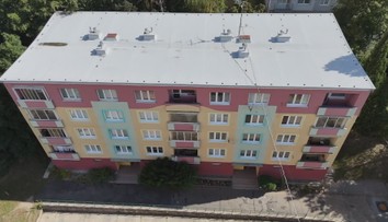 Praskliny je vyhnaly z bytů. Spor o jejich příčinu trvá už devět měsíců