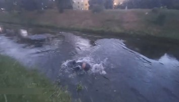 Hledaný muž skočil do řeky. Strážníkům přesto neuplaval