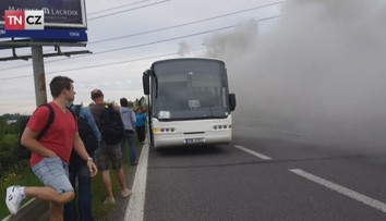 Na Rozvadovské spojce HOŘEL AUTOBUS! Cestující utekli