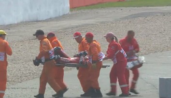 Děsivý pád v MotoGP! Motocykl hořel, Doviziosa odnášeli na nosítkách