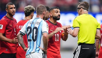 Egypťané pálí do rozhodčího Letexiera. Gratuluji Argentině k titulu, zuřila hvězda