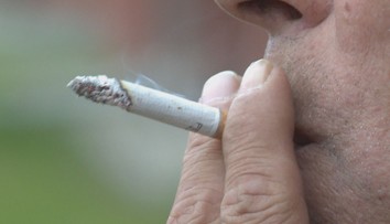 Městští strážníci si posvítí na kuřáky. Budou je kontrolovat na zastávkách MHD