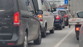Dálnice D8 je na Prahu průjezdná jedním pruhem, havaroval tam kamion se dřevem