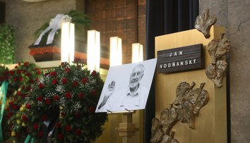 Rodina se rozloučila s Janem Vodňanským. Dorazil Jan Kačer i Pavel Bém