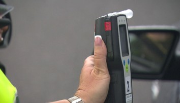 Policie zastavila dva opilé řidiče. Jeden putoval rovnou do cely