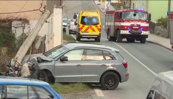 Do policistů proudily stovky voltů, přesto kurýra zatkli! VIDEO