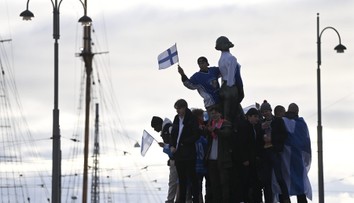 Naháči na soše a posezení na semaforu. Finové divoce oslavili olympijské zlato