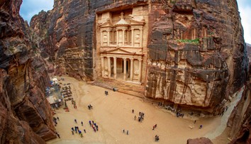 Petru plnou turistů zasáhla blesková povodeň. Žena a dítě zemřely, byli tam i Češi