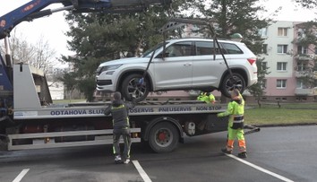 Ve městech začalo čištění ulic. Spolu s ním razantně přibývá odtažených aut