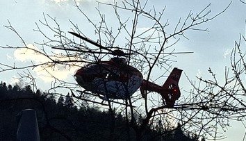 Muži při práci na zahradě propíchla větev břicho. Letěl pro něj vrtulník