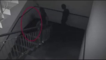 Šokující video: Dva studenty napadl na schodišti duch!