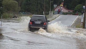 Bouřky způsobily řidičům velké problémy. Některé škody ale pojišťovny neproplatí