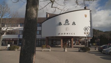 Město v Čechách se vylidňuje. Nahlašte si trvalý pobyt, dáme vám peníze, slibuje