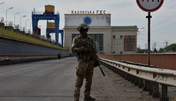 Rusové sázeli na ochranu za Dněprem, na jejich břeh se už ale zřejmě tlačí Ukrajinci