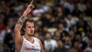 Český basketbalista snáší v Bilbau tvrdá opatření, ven chodí akorát se psem