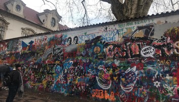 Lennonovu zeď přetřeli nabílo! Před měsícem ji pomalovali umělci