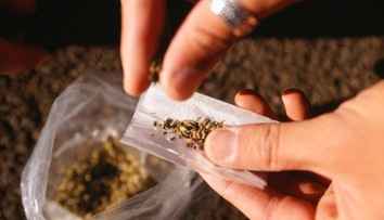 Mladík neunesl rozchod. Přítelkyni podstrčil do tašky drogy a udal ji