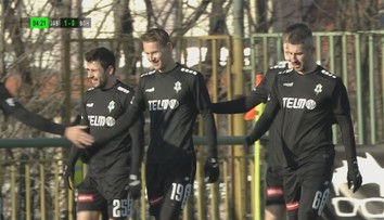 VIDEO: Chyba jak z okresního přeboru! Obránce daroval soupeři gól