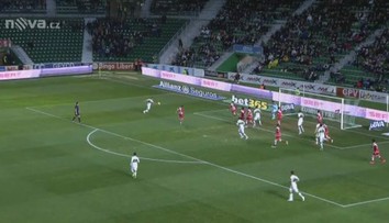 VIDEO: Fotbalová pumelice! Z pětatřiceti metrů vymetl šibenici