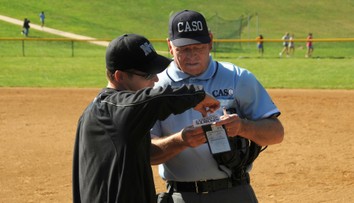 Softballové utkání narušili papoušci, jeden přistál sudímu na rameni