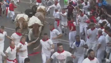 Španělé utíkali před býky úzkými ulicemi. Tradiční běh se neobešel bez zranění