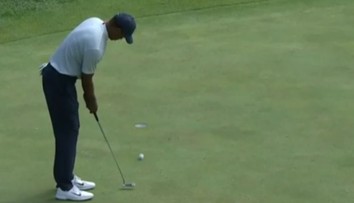 Tiger Woods se na turnaji propadl, golfisty trápí těžké podmínky