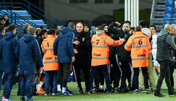 Fotbalista protihráče kousl do penisu. Zranění muselo spravit deset stehů