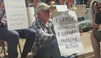 Britská policie zatýkala při protestu proti zákazu organizace Palestine Action