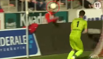 Velký zkrat: Brankář se ohnal po podavači míčů! VIDEO