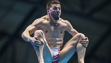 Pád před prezidentem i celým národem. Skokan do vody si udělal ostudu
