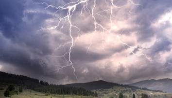 Na Česko se valí rozsáhlý systém bouřek. Největším nebezpečím bude vítr