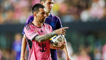 Sprosťák Messi. Nejdřív dal gól, pak řval na sudího. Za nadávky vyfasoval trest