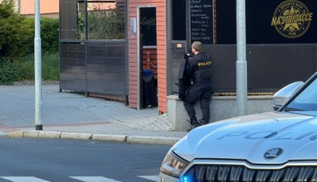 Ozbrojený muž v Chomutově. Chodil po městě, zabarikádoval se v domě