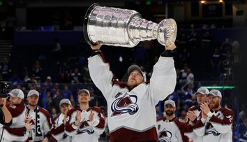 Vychytal Stanley Cup, ale musí z kola ven. Francouzův rival hledá nový tým