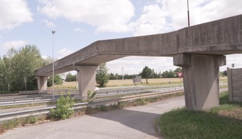Dvě lávky nad dálnicí D6 mají zmizet. Místní varují před izolací obcí