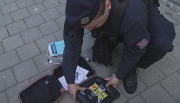 Seniorovi v Ostravě zachránila život policie. Zastavilo se mu srdce